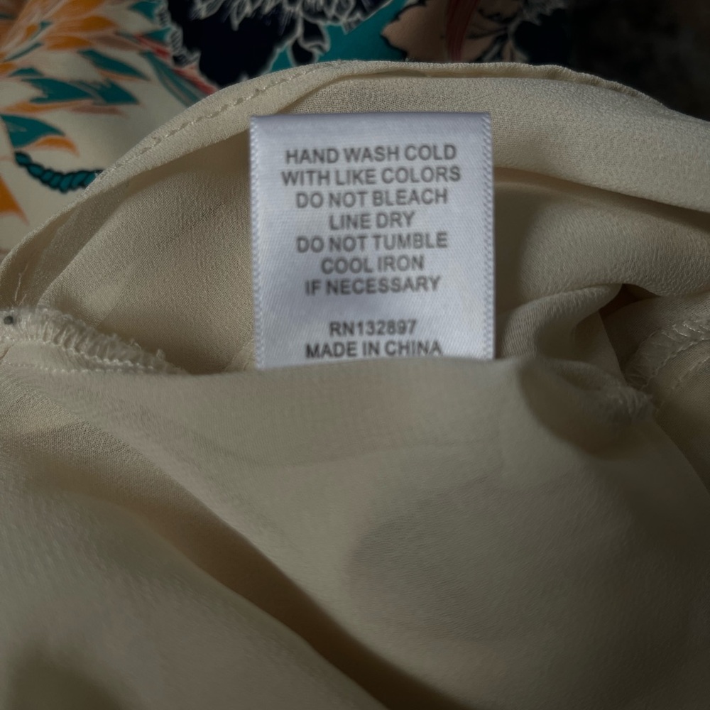 Rose + Olive Sleeveless Graphic Floral Asymmetrical Women's Top in Cream M - Picture 6 of 11